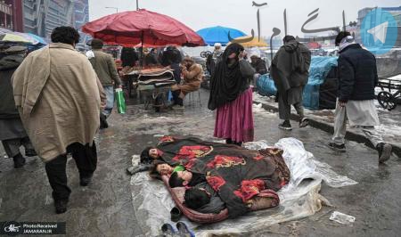 درخواست کمک زن افغان از رهگذران در یک روز سرد برفی + عکس – تلگرام آپ