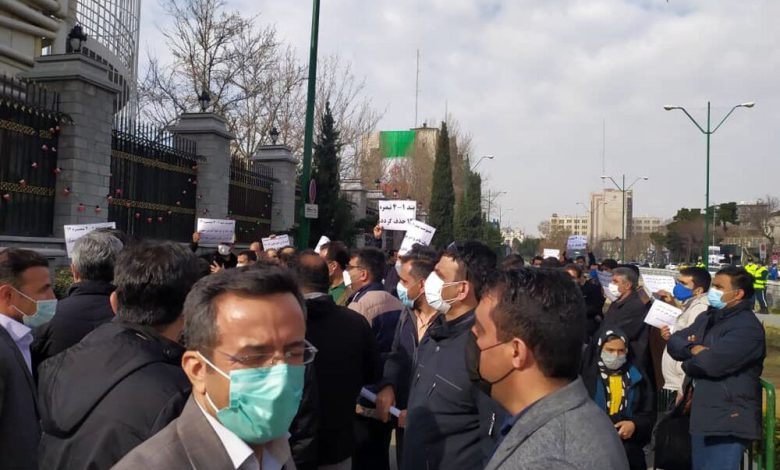تجمع در مقابل مجلس در اعتراض به افزایش حقوق ۱۴۰۱ / عکس – تلگرام آپ