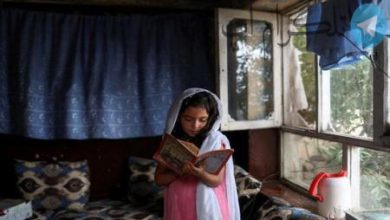 دختر دانش آموز افغانستانی در حال درس خواندن در خانه + عکس – تلگرام آپ