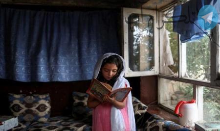 دختر دانش آموز افغانستانی در حال درس خواندن در خانه + عکس – تلگرام آپ