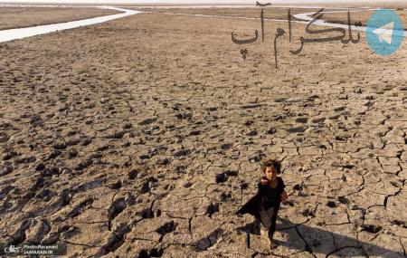 کودکی از بستری خشک شده در باتلاق های جنوبی + عکس – تلگرام آپ