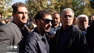 چهره غم بار نوید محمد زاده، شهاب حسینی و امین حیایی در مراسم تشییع داریوش مهرجویی + عکس – تلگرام آپ