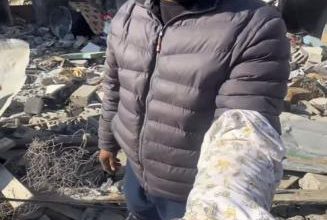 مرد فلسطینی با لباس نوزادش که هرگز چشم به جهان نگشود+عکس – تلگرام آپ