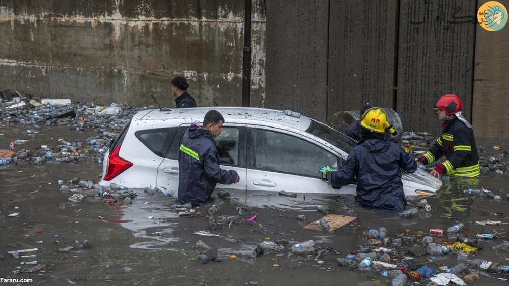 تصاویر دلهره آور از لحظه غرق شدن ماشین ها در سیل پس از بارش باران شدید + عکس